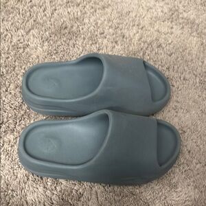 Yeezy Slides Men’s Size 7